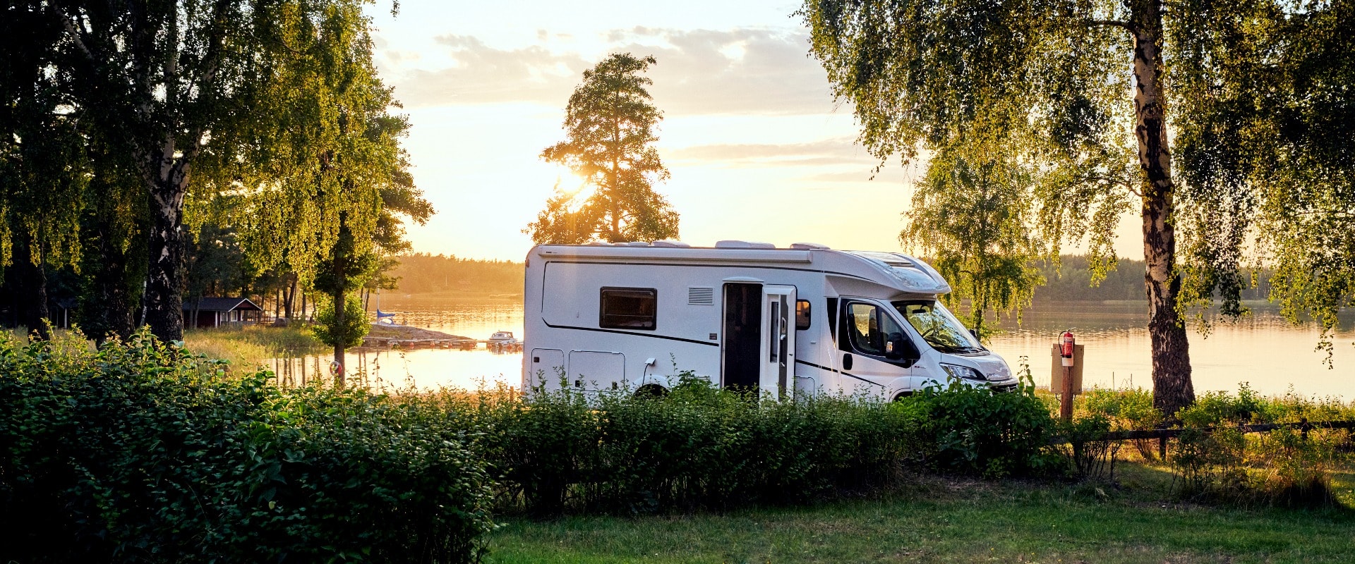 Wohnwagen Sonnenuntergang am See in Schweden Urlaub